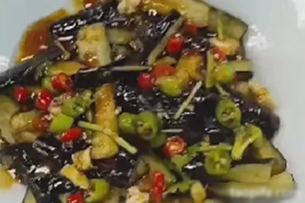 图片[1]-特色黄椒风味茄子制作视频教程-爆汁配方社